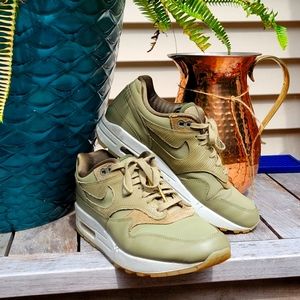 NIKE AIR MAX